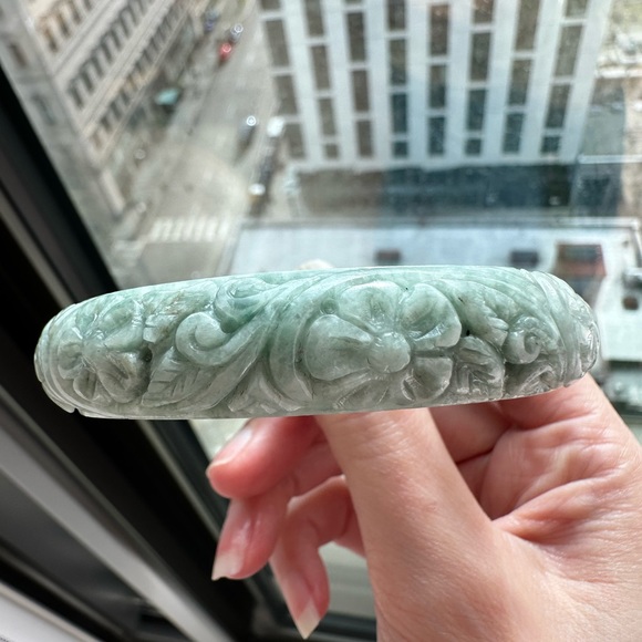 Jadeite Jade Engraved Flower Bangle Diameter 59 mm - Picture 10 of 14